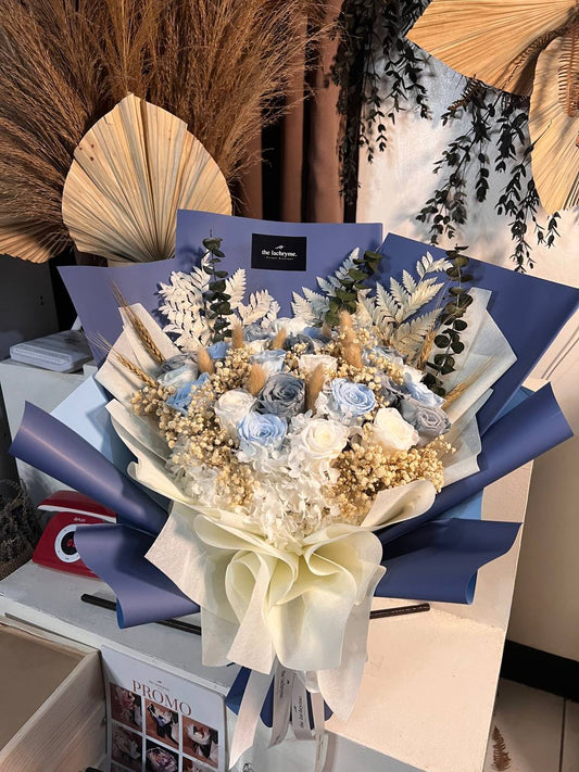 Claudia | 27 Preserved Blooms | Luxurious